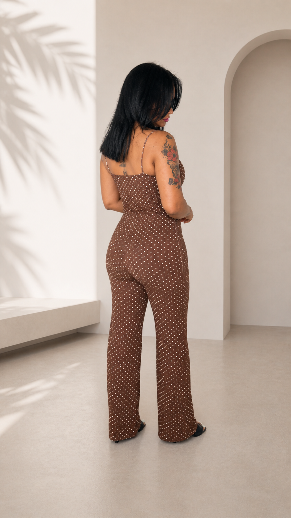 Enterizo de lunares con pantalón semi-transparente, ajustable, elegante, en tres colores.